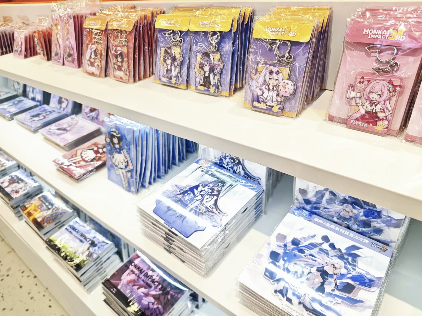 店内 ── グッズ・アクリルスタンド